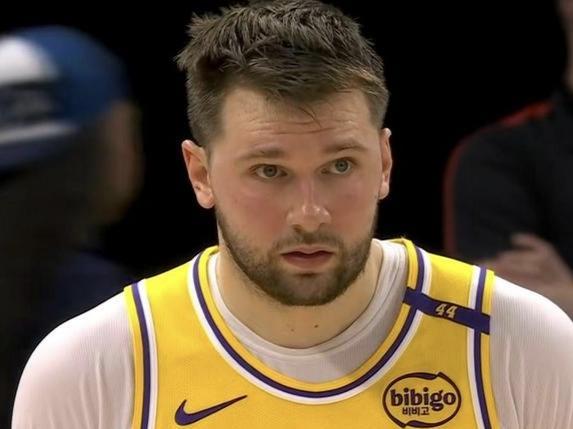 开云体育下载网址-东契奇38分13板10助攻湖人逆转掘金，穆雷28分想念约老师