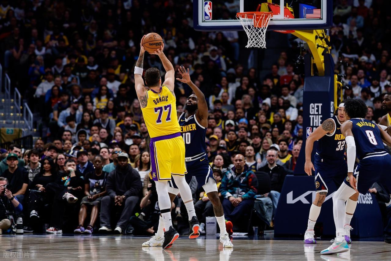 开云体育下载官网-不用退役！詹姆斯造大逆转！东契奇38+13+10打爆掘金，斯玛特救主