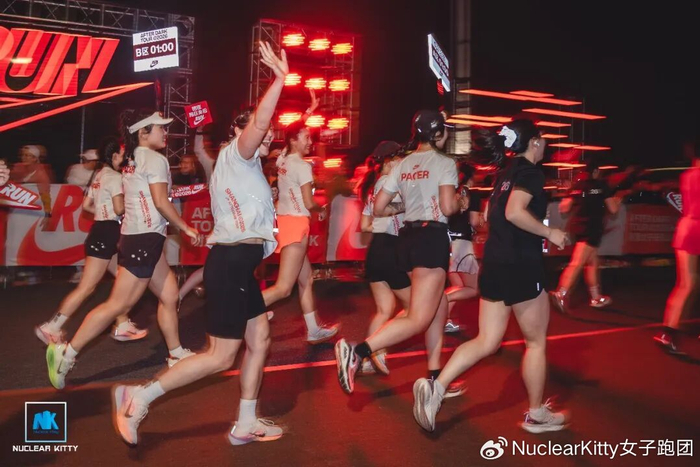开云体育下载官网-赛道上姐妹同心，把夜甩在后面|上海|夜跑|比赛|女性|耐克_新浪体育_新浪新闻