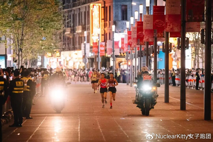 开云体育下载官网-赛道上姐妹同心，把夜甩在后面|上海|夜跑|比赛|女性|耐克_新浪体育_新浪新闻