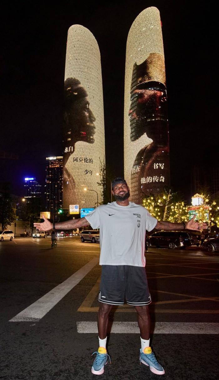 开云体育下载官网-亲自打卡留念！耐克官方晒詹姆斯昨晚在成都双子塔灯光秀前合影