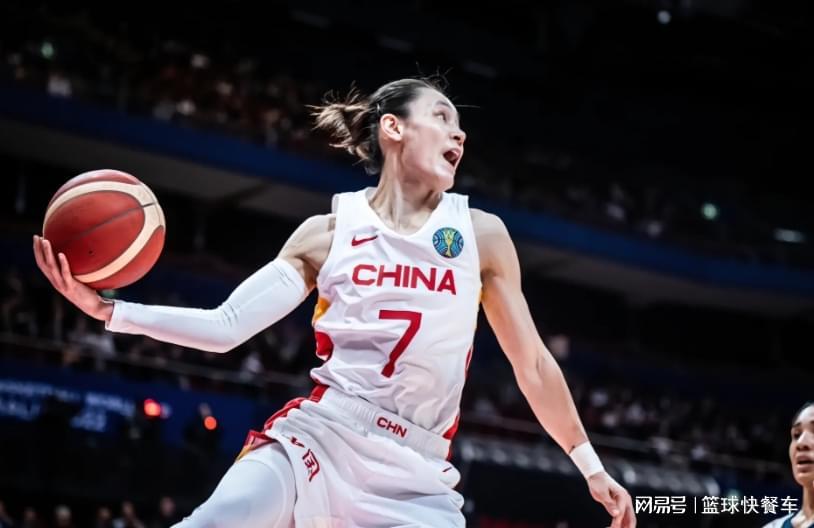 女篮晋级世界杯后遭质疑！前队长吐槽集训太长了：宫鲁鸣太老套了